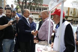 &Ccedil;avuşoğlu "hayır" standını ziyaret etti