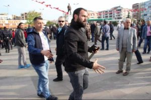 HDP mitinginde satırlı saldırı girişimini polis engelledi