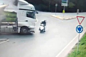 Kamyon ters y&ouml;nden gelen motosiklete &ccedil;arptı