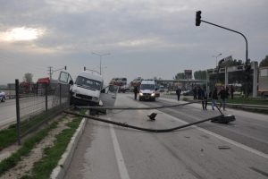 Bursa'da iş&ccedil;i servisine TIR &ccedil;arptı: 15 yaralı