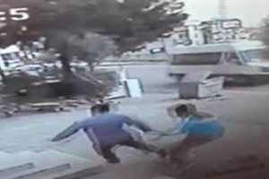 Hırsızlar market &ccedil;alışanını bı&ccedil;akladı