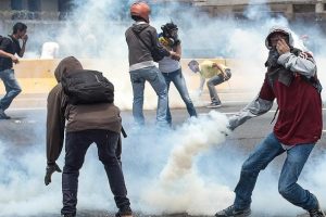 Venezuela'daki g&ouml;sterilerde &ouml;lenlerin sayısı artıyor