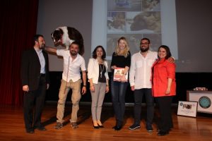 Şampiyon k&ouml;pek Bursa'da veterinerler i&ccedil;in h&uuml;nerlerini sergiledi