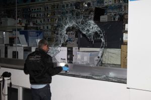 Balyozla camı kırdılar, &ccedil;alamadan ka&ccedil;tılar
