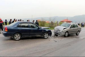 Otomobiller kafa kafaya &ccedil;arpıştı: 3 yaralı