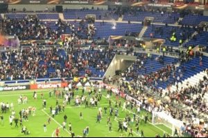 Lyon Stadı'nda trib&uuml;nler sahaya indi!