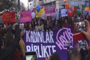 Kadınlardan 'Hayır' y&uuml;r&uuml;y&uuml;ş&uuml;