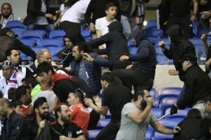 Lyon taraftarı maskeli grup olayların fitilini ateşledi