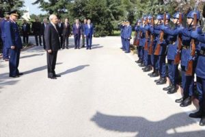 Kılı&ccedil;daroğlu'na mangalı karşılama tartışma yarattı