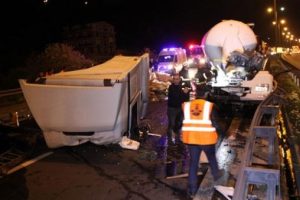 TIR'lar birbirine girdi, yol kapandı
