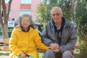 Ayrılmamak i&ccedil;in parklarda yaşamaya başladılar