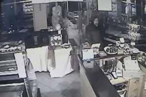 Bursa'da bahşiş kutusunu &ccedil;alarken kameralara yakalandı
