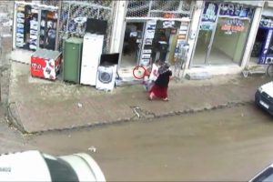 Otomobilin fırlattığı taştan kıl payı kurtuldular