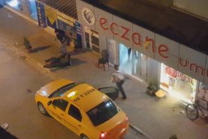 İla&ccedil; parasını veremeyen kocasını s&uuml;p&uuml;rgeyle d&ouml;vd&uuml;