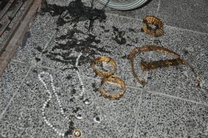 Bursa'da &ccedil;alınan altınlar evin kanalizasyonundan &ccedil;ıktı