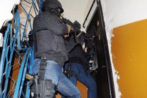 Ter&ouml;ristlere b&uuml;y&uuml;k operasyon! Referandum &ouml;ncesi...