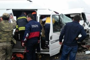 İki minib&uuml;s &ccedil;arpıştı: 16 yaralı