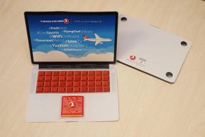 THY yolcularına laptop şeklinde &ccedil;ikolata dağıtıyor