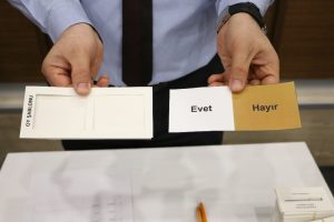 G&ouml;rme engelliler i&ccedil;in engelsiz oy pusulası