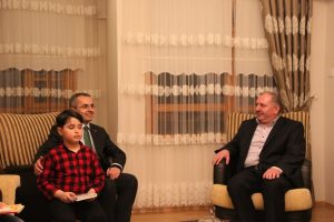 Kaymakam ziyaret ettiği evde 20 dakika kitap okudu