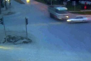 Kamyonla otomobil &ccedil;arpıştı: 1 &ouml;l&uuml;