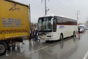 İş&ccedil;i servisi tıra &ccedil;arptı: 8 yaralı