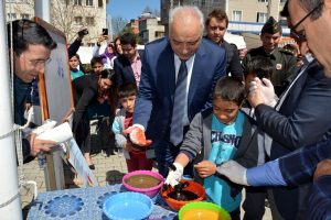 Bursalı &ccedil;ocuklar elleriyle resim yaptı