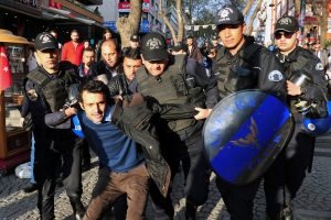 Bildiri dağıtan gruba polis m&uuml;dahalesi: 4 g&ouml;zaltı