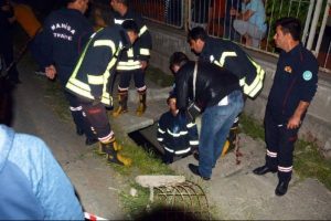 Akılalmaz kaza! Otomobilin &ccedil;arptığı adam kanalizasyona d&uuml;şerek hayatını kaybetti