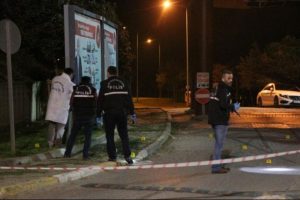 'Dur' ihtarına uymayan otomobile polis ateş a&ccedil;tı: 2 &ouml;l&uuml;, 1 yaralı