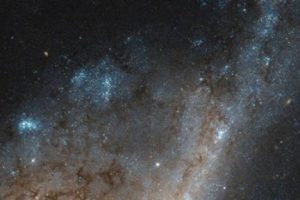 Hubble, Başak Takımyıldızı'nda "yıldız yağmuru galaksisi" keşfetti