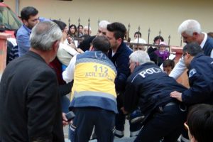 Dengesini kaybetti, g&ouml;ğs&uuml;ne demir parmaklık saplandı