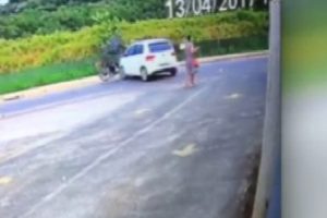 Motosikletli metrelerce havalandı