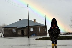 Y&uuml;ksekova'da dere taşınca k&ouml;y sular altında kaldı