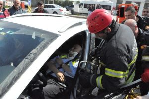 Sıkıştığı yerde kurtarılmayı bekledi