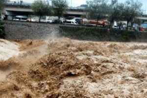 İran'da sel felaketi: 22 &ouml;l&uuml;