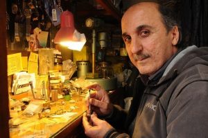İki metrekarelik d&uuml;kkanda ge&ccedil;en &ouml;m&uuml;r