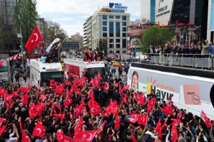 Kılı&ccedil;daroğlu, Kızılay'da 'evet' ve 'hayır'cıları selamladı