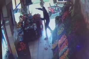 T&uuml;fekli saldırıya domatesle karşılık verdi