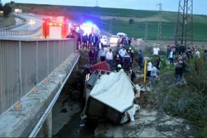 TIR dereye u&ccedil;tu: 1 &ouml;l&uuml;, 1 yaralı
