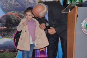 Bakan konuşurken k&uuml;rs&uuml;ye fırladı