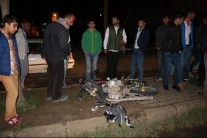 Motosiklet otomobile &ccedil;arptı: 2 yaralı