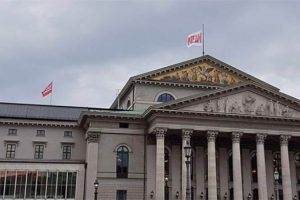 Opera binasına "hayır" yazan bez par&ccedil;ası asıldı