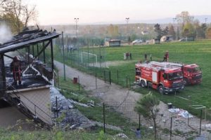 Futbol sahasının soyunma odaları yandı