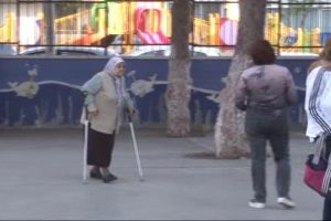 Yaşlılar bastonlarıyla sandığa koştu