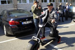 Cem Yılmaz oy vermeye elektrikli bisikletiyle geldi