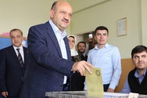 Milli Savunma Bakanı Fikri Işık oyunu kullandı