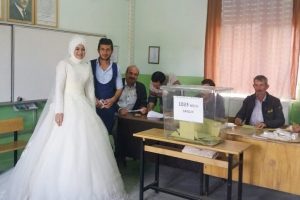 Referandumda gelinlikle oy kullandı