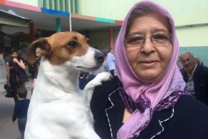 Bursa'da oy kullanmaya k&ouml;peğiyle geldi
