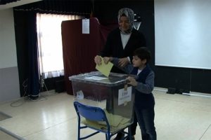 Bakan Kaya, &ccedil;ocuğuyla birlikte oyunu attı